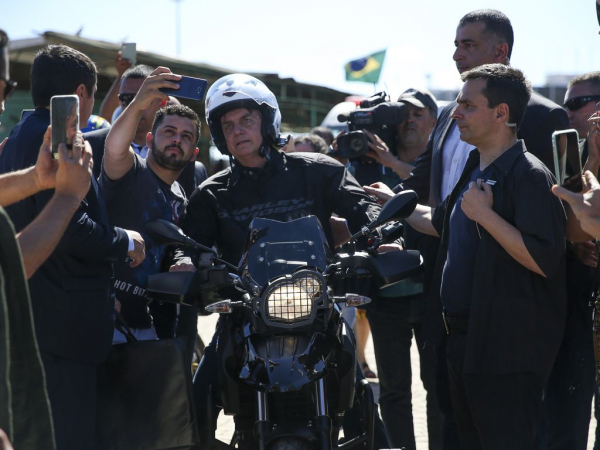 Bolsonaro diz que fará passeio com ‘mais de mil motos’ domingo