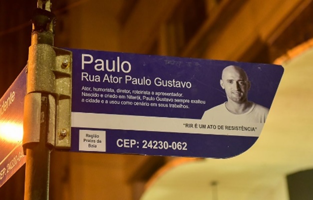 Placa de rua com o nome de Paulo Gustavo é instalada