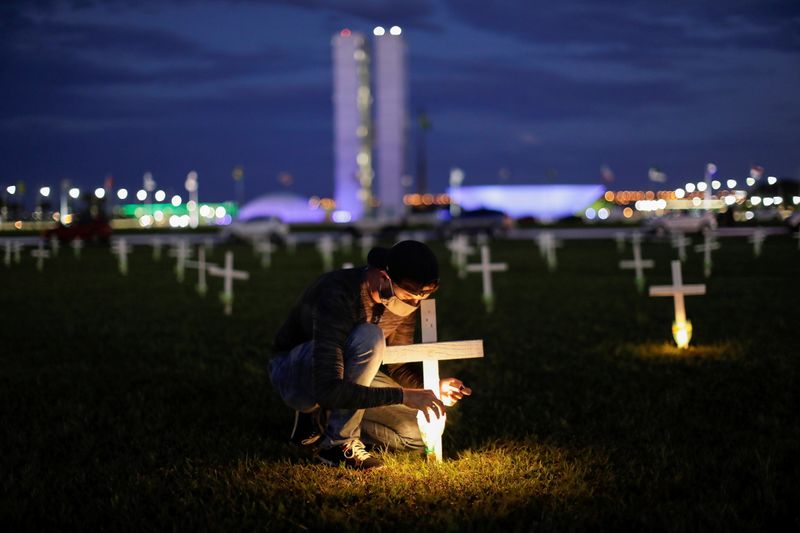 Brasil chega a 422 mil mortes e SP passa 3 milhões de casos