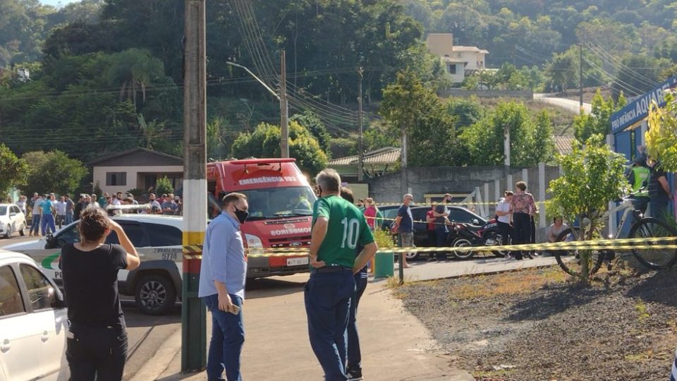 Adolescente invade escola e mata crianças em Santa Catarina