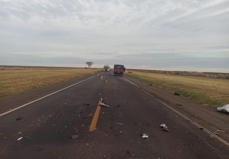 Idosa morre após bater carro de frente com caminhão na BR