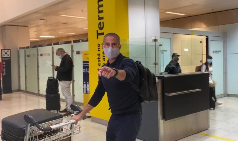 Sylvinho chega ao Brasil para assinar contrato com Corinthians