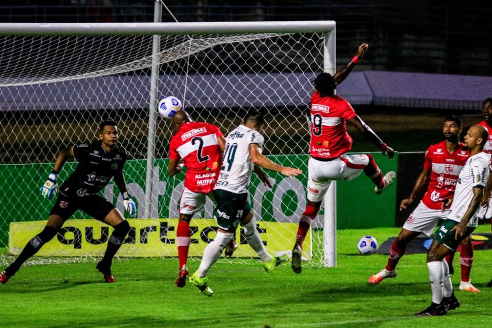 Palmeiras vence CRB e larga na frente na Copa do Brasil