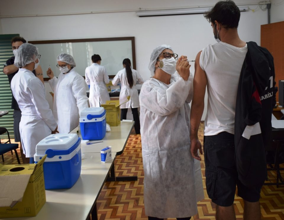 Famema vacina alunos do 1º ano de medicina e enfermagem