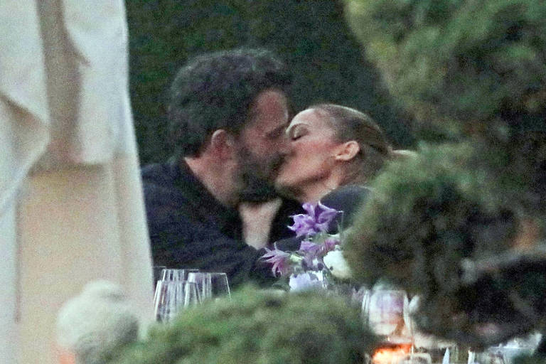 Jennifer Lopez e Ben Affleck são fotografados aos beijos