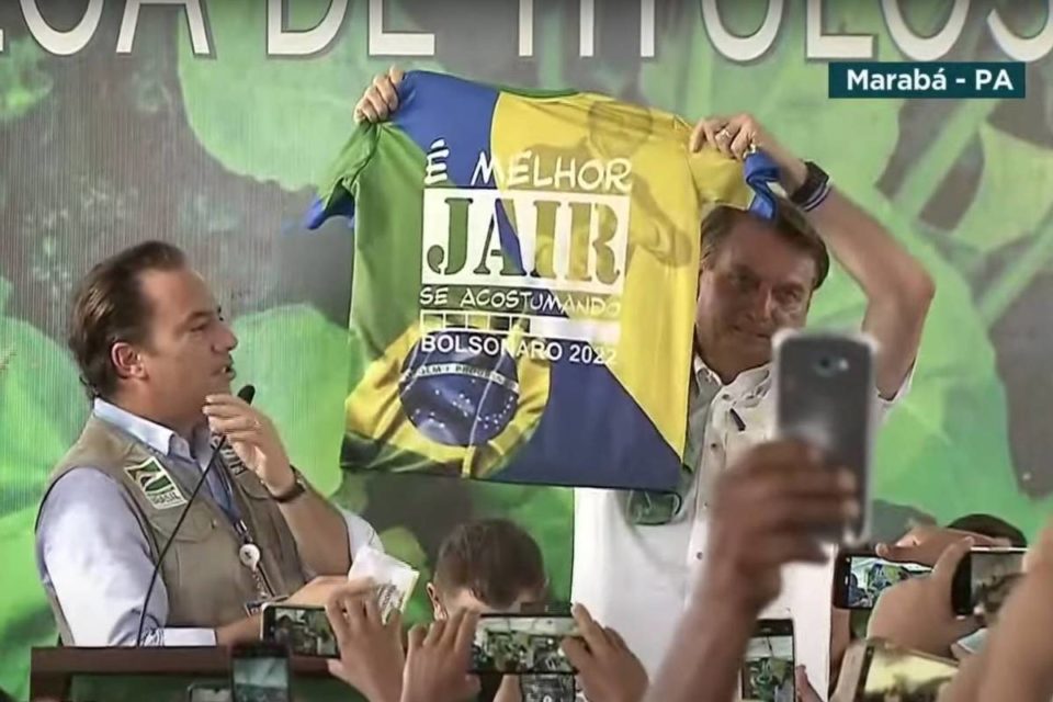 Bolsonaro exibe camisa com alusão à eleição de 2022