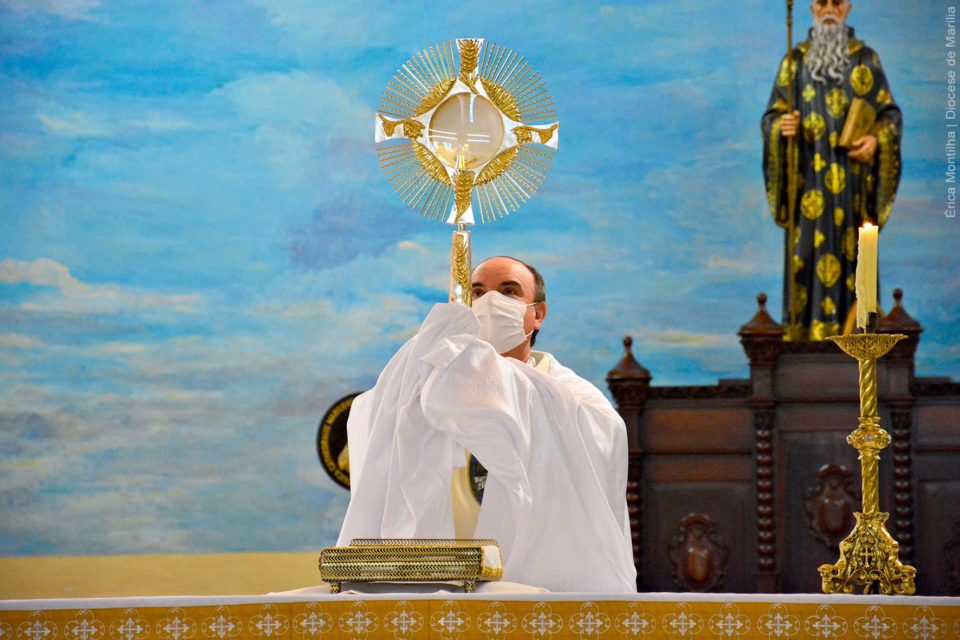 Católicos fazem missas e benção em hospitais para Corpus Christi