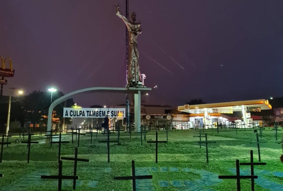 Advogado coloca cruzes em rotatória para homenagear vítimas da Covid
