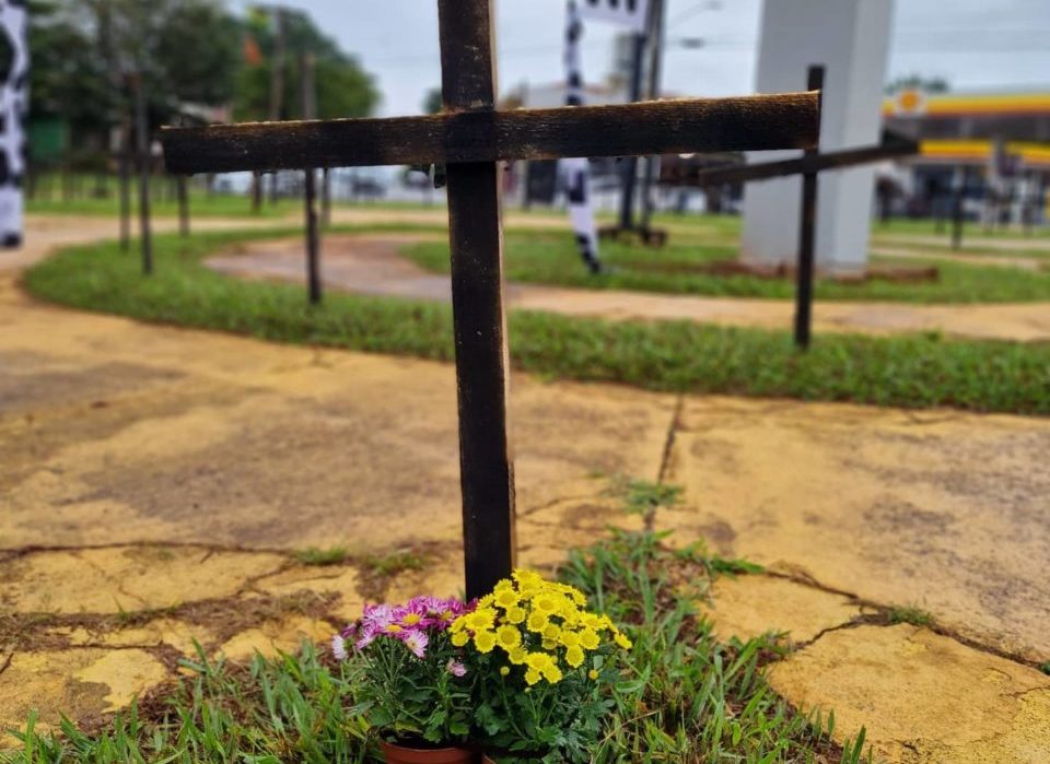 Flores são deixadas em cruzes postas em Assis