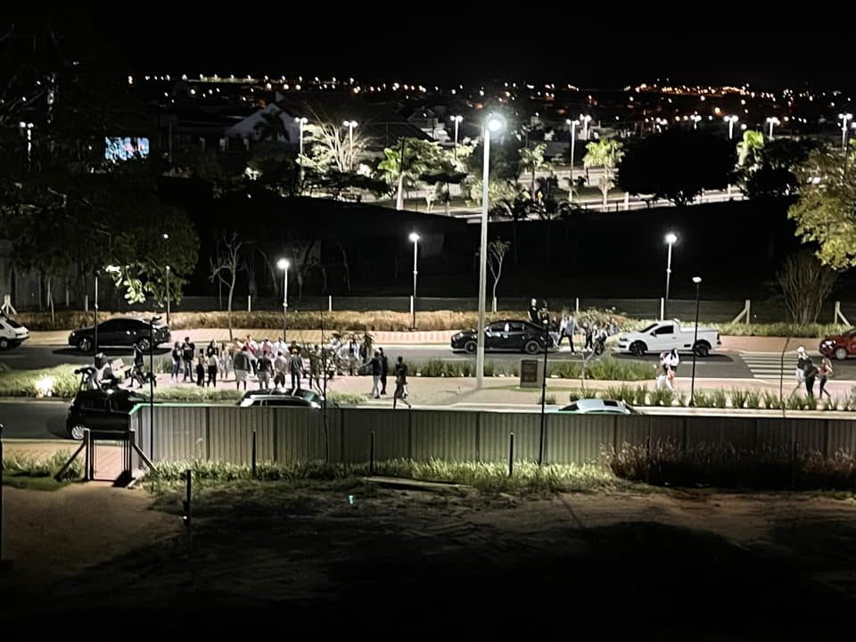 PM ignora aglomeração e festa com uso de drogas em praça de Marília