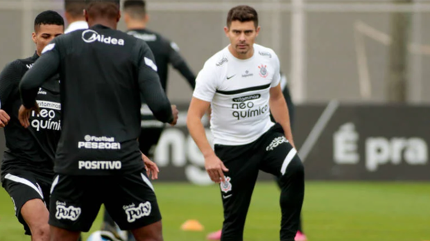 Ex-meia Alex vira auxiliar técnico de Sylvinho no Corinthians