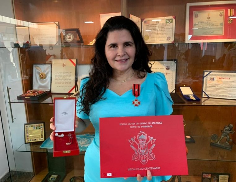 Primeira-dama recebe grande homenagem dos Bombeiros