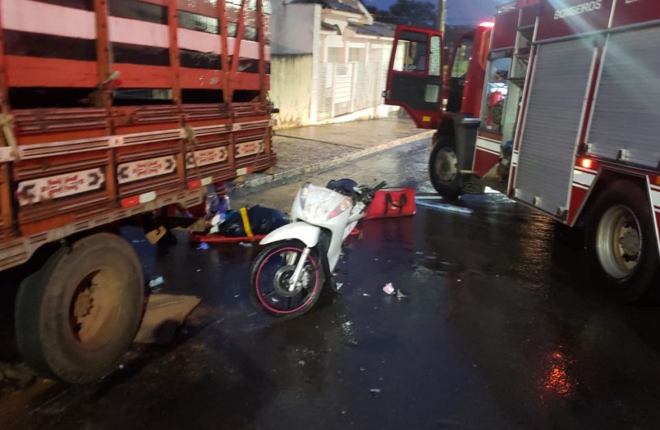 Mulher morre após bater moto em caminhão estacionado