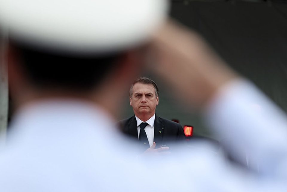 Bolsonaro concede honraria ao comandante do Exército