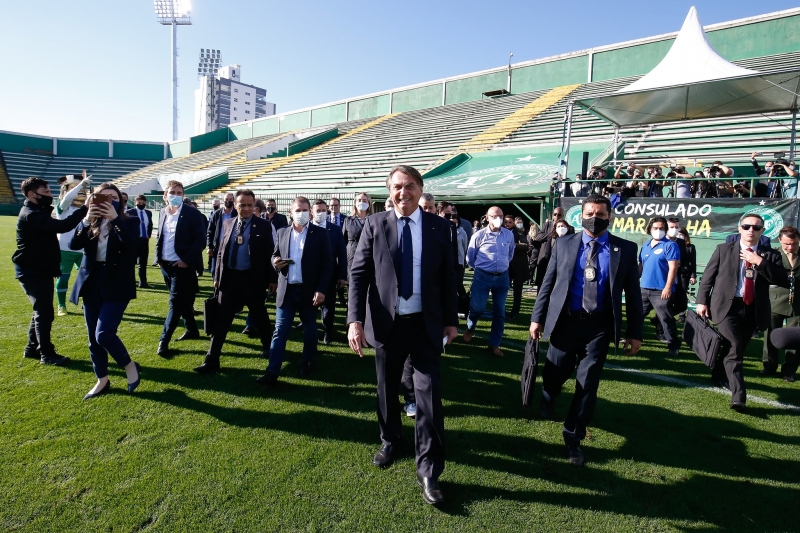 Bolsonaro visita Arena Condá e acompanha amistoso