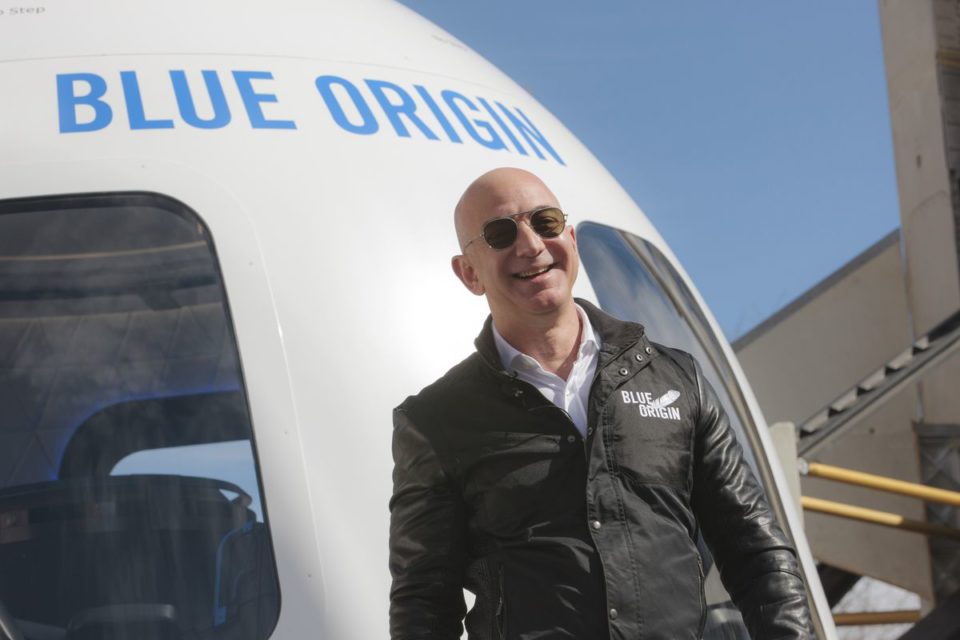 Jeff Bezos anuncia que vai voar para o espaço em julho
