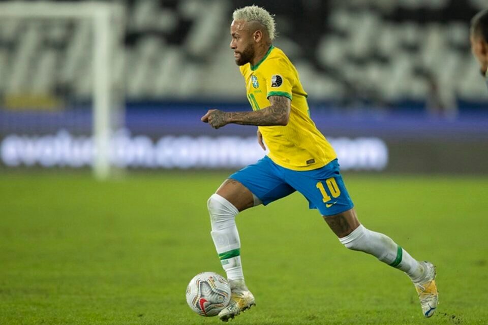 Neymar volta a criticar gramado do Engenhão nas redes sociais