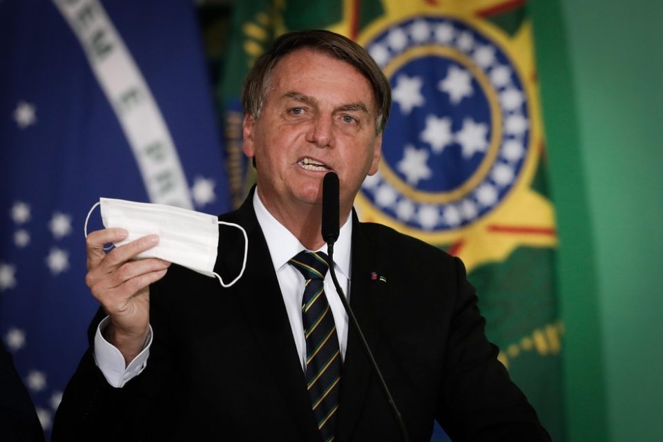 Bolsonaro critica o uso de máscaras em crianças