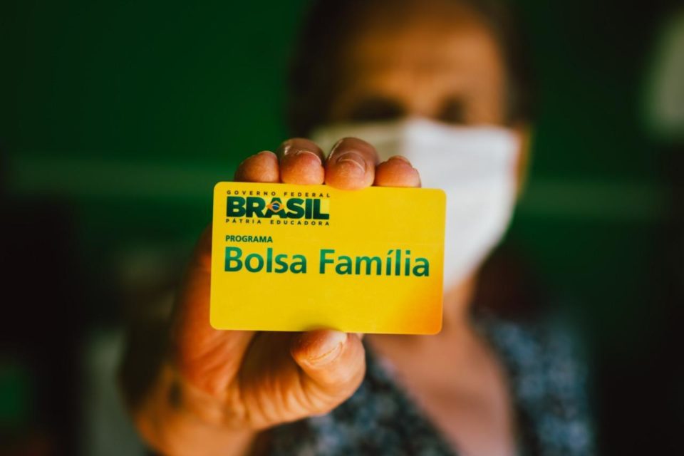 Bolsonaro anuncia novo Bolsa Família de R$ 300 a partir de dezembro