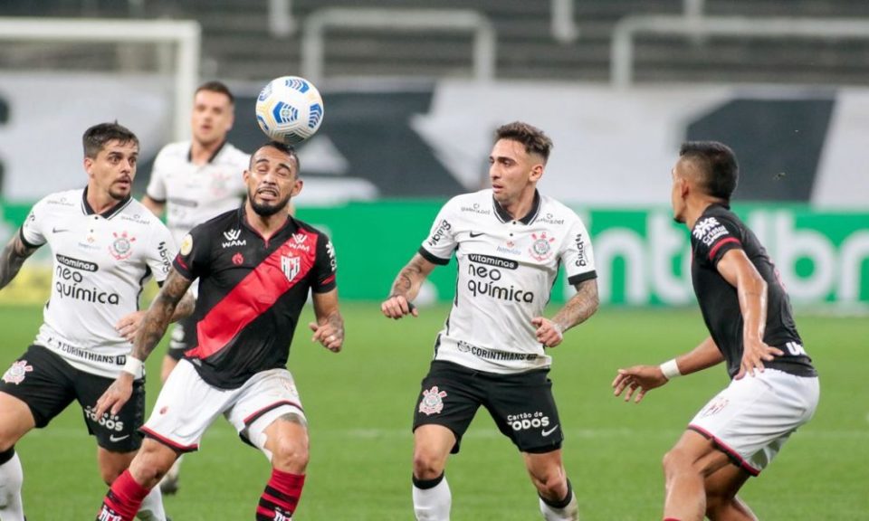 Corinthians joga mal, perde para o Atlético-GO e se complica