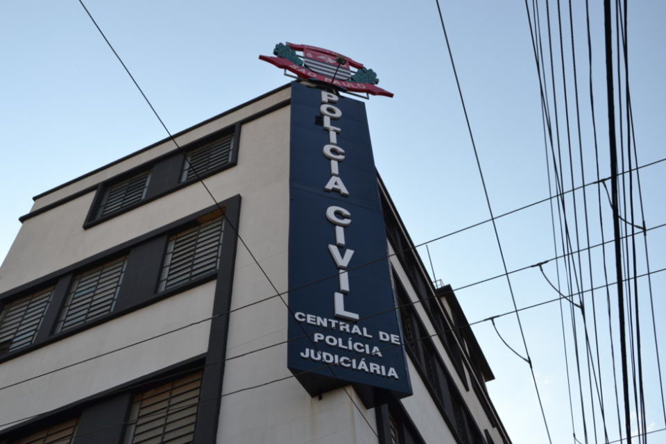 Procurado por tráfico se entrega na Polícia Civil