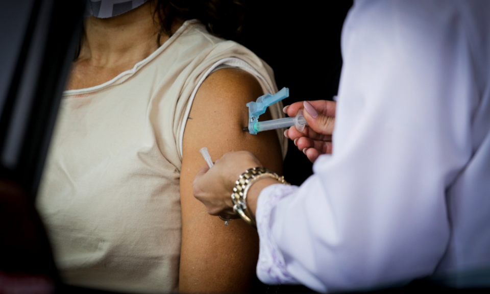 Brasil aplica 2,2 milhões de doses de vacina em 24 horas