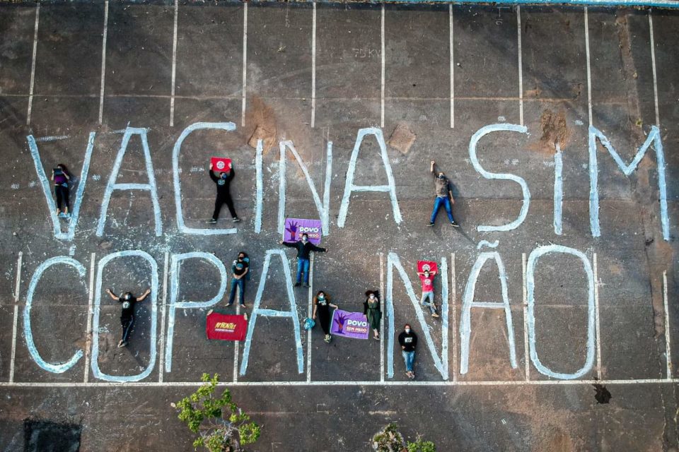 Manifestantes fazem carreata contra a Copa América