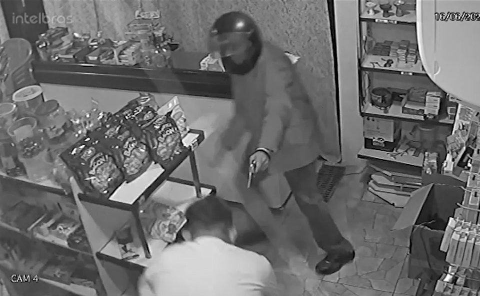 Câmeras flagram assalto em loja no Jardim Maracá