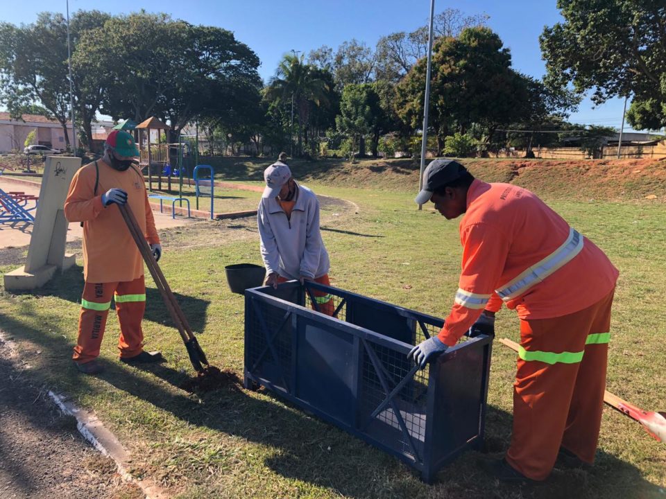 População tem pedido atendido e praça ganha mais lixeiras