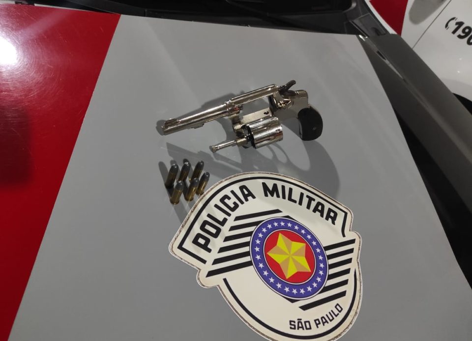 Dupla é presa com arma em carro na av. Santo Antônio