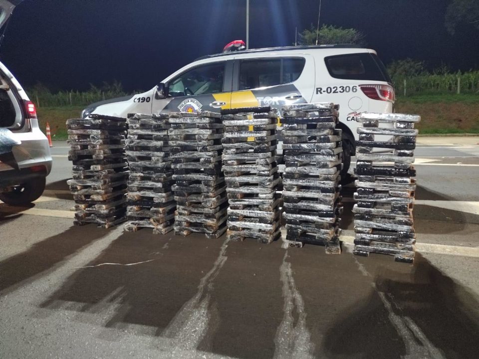 Homem é preso com mais de 200 kg de maconha na SP-225