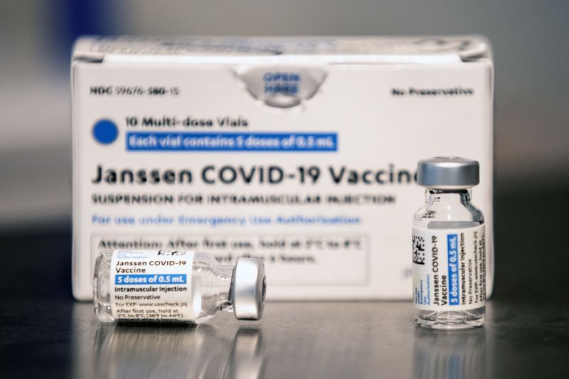 Novo lote com 300 mil doses da vacina da Janssen chega ao Brasil