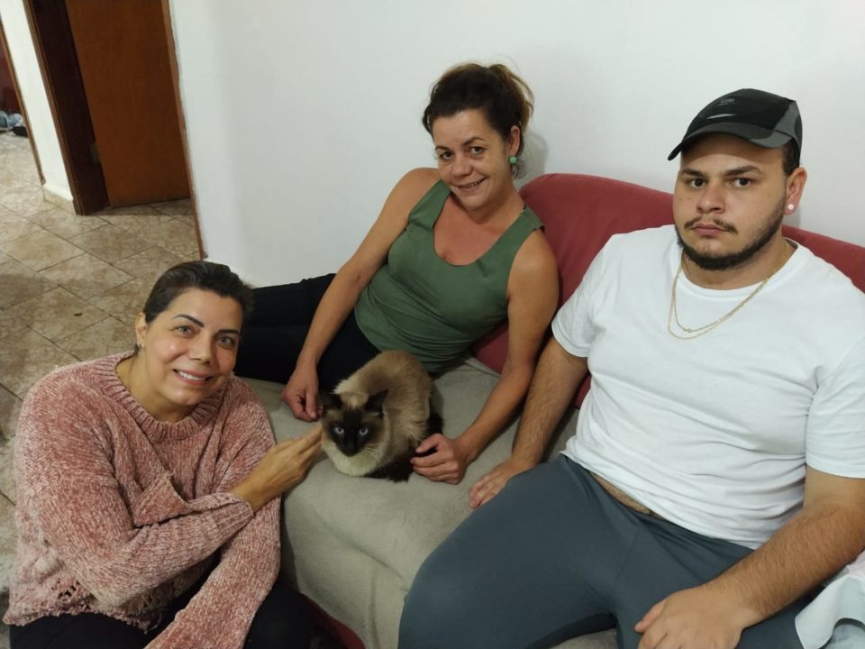 Gato é resgatado e ganha cuidado de contratada da Prefeitura