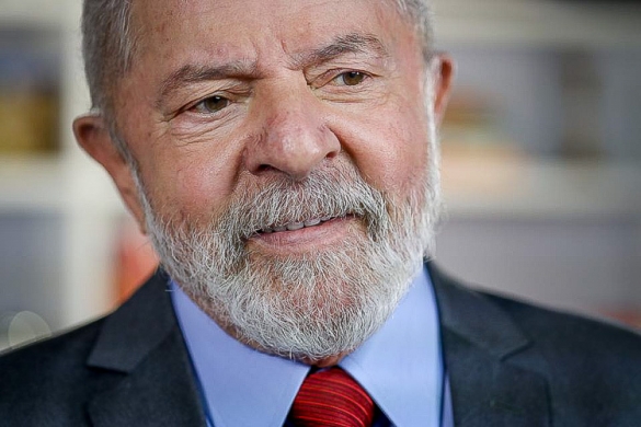 Lula tem 49% dos votos totais e venceria no 1º turno