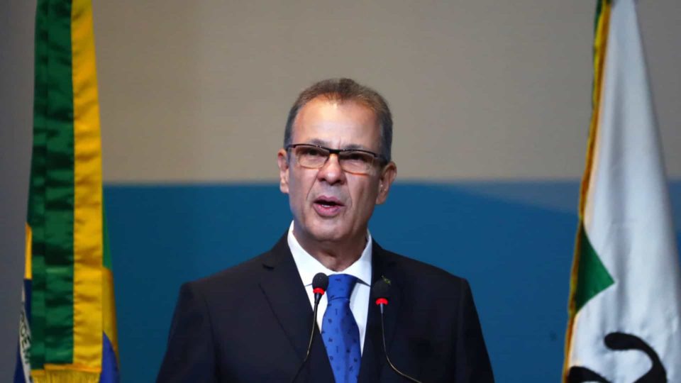 Ministro de Minas e Energia culpa clima por crise hidrológica