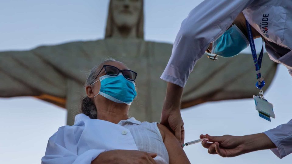 Rio de Janeiro vai vacinar todos os adultos até fim de agosto