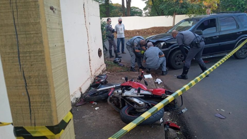 Mulher é presa após colidir veículo em moto com marido