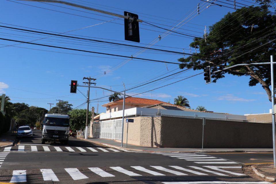 Prefeitura instala novos semáforos em pontos estratégicos