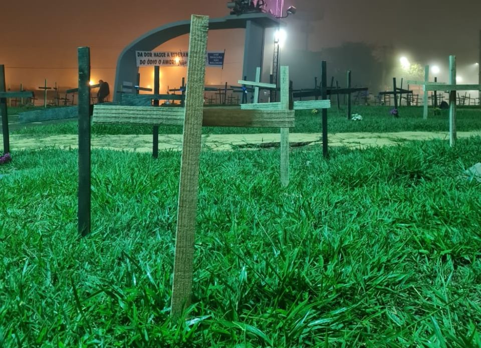 Novas cruzes são colocadas em rotatória de cidade vizinha