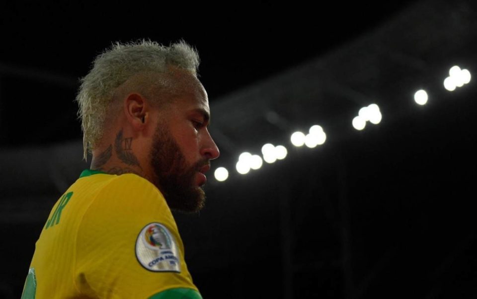 Neymar recorda dificuldades e chora após goleada