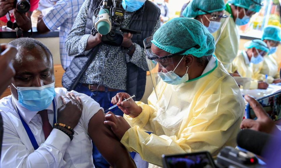 Sem vacinas, África alerta para terceira onda ‘brutal’