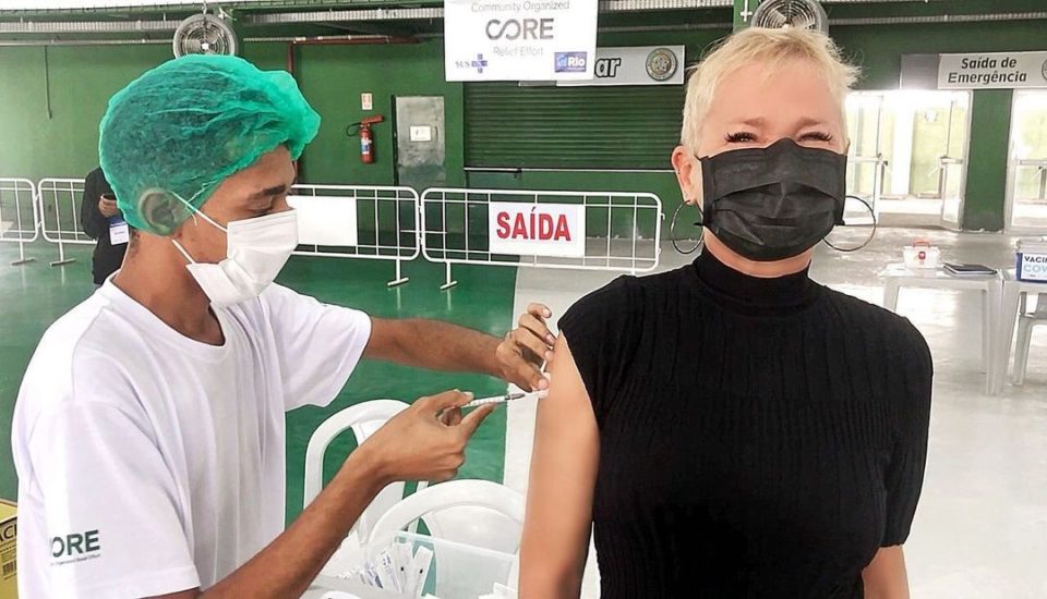 Xuxa toma 1ª dose da vacina contra covid-19 e lamenta mortes