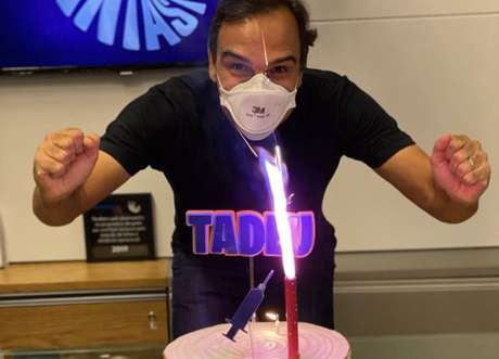 Tadeu Schmidt comemora 47 anos com festa de ‘vacina’