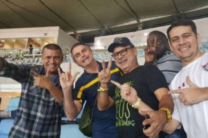 Queiroz posta foto com Bolsonaro e reclama de abandono