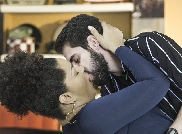 Novela terá 1ª cena de beijo de um homem trans na história