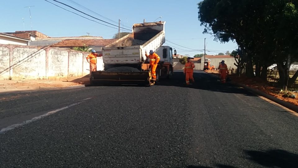 Prefeito Daniel inicia recape em rua no Jardim Marajó