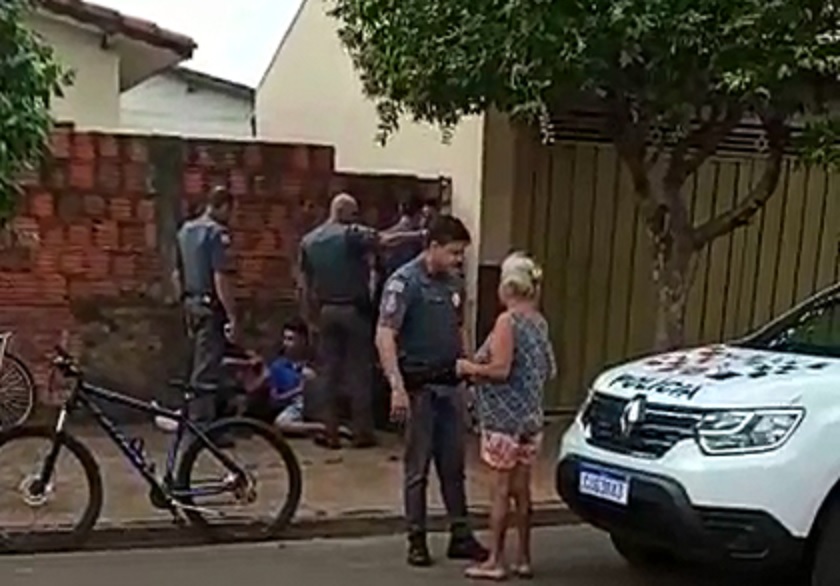 Homem xinga policial e leva tapa no rosto em abordagem