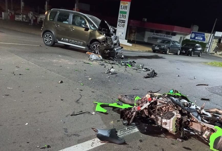 Colisão violenta deixa destruição e feridos na zona Norte