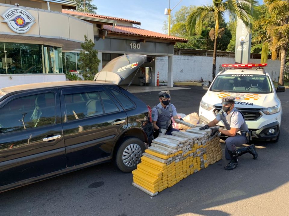 Polícia flagra automóvel recheado com maconha na SP-333