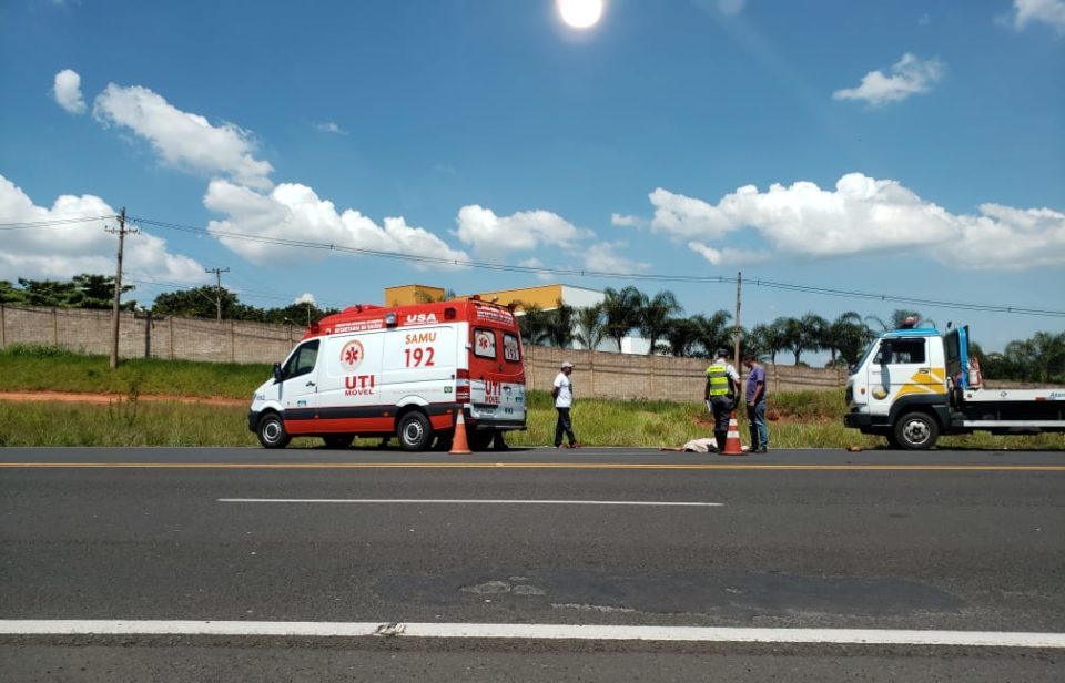 Jovem morre atropelada na SP-294 e polícia apura suicídio